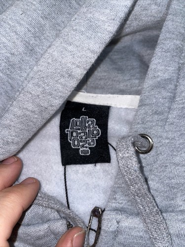 Chaqueta con Capucha Lollapalooza 2018 Chile Gris Grande L Usada en Excelente Excelente Usada Red Hot Chili Peppers - Imagen 4 de 4