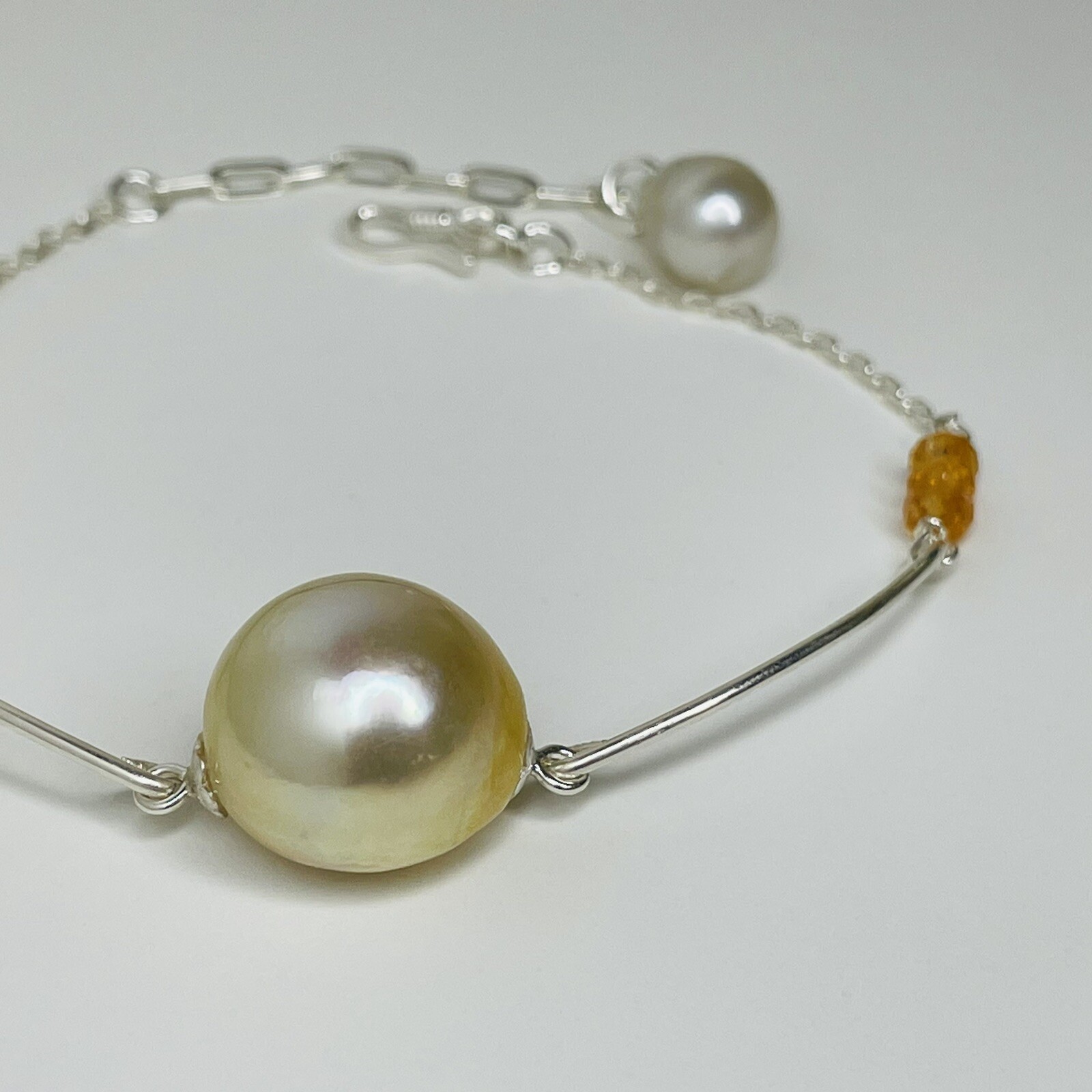 Bracelet argent perle des mers du sud dorée et véritable grenat spessartite