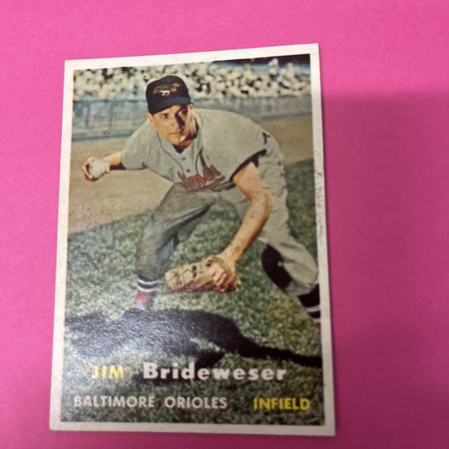 1957 Topps #382 Jim Brideweser - Baltimore orioles ground, mark on back 