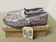 New Toms Womens Classic Giraffe Glitter Slip On Shoes.