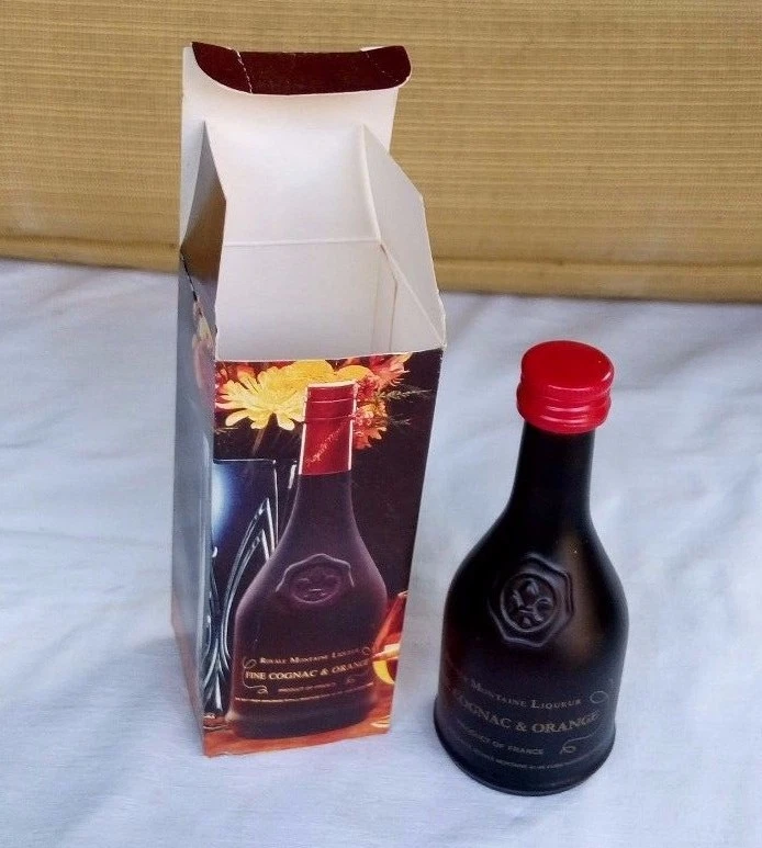 BOTELLA MINIATURA ROYALE MONTAIN FRANCE COÑAC Y NARANJA. VACÍO. Foto 2 de 4