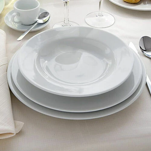 Platos blancos de porcelana