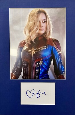 Brie Larson HANDSIGNIERTE 6x4 weiße Karte & 10x8 CAPTAIN MARVEL Foto Echtheitszertifikat selten