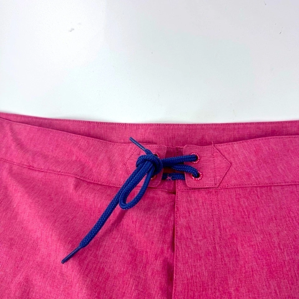 Maiô/shorts de prancha masculinos híbridos coral Vineyard Vines - Imagem 4 de 4