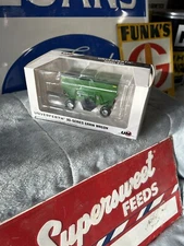 Spec Cast 1/64 Unverferth 630 Green Gravity Wagon UBC-057