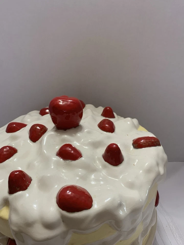 Prato de bolo vintage de cerâmica com pedestal de morango + aparência de cúpula Leia - Imagem 2 de 4