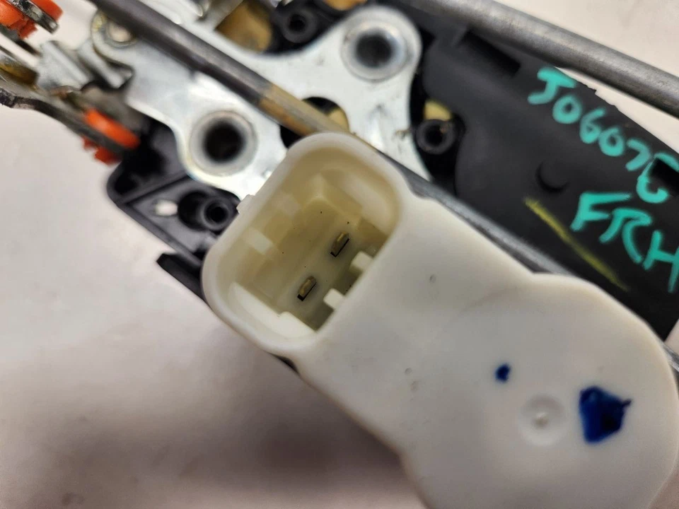 Cadillac DTS 2007 pasajero pestillo de puerta delantera derecha - cerraduras eléctricas Foto 3 de 4