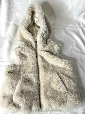 Urban Republic Girls 24M Furry Vest w/ Hood Zipper Heart Charm Pockets Cream