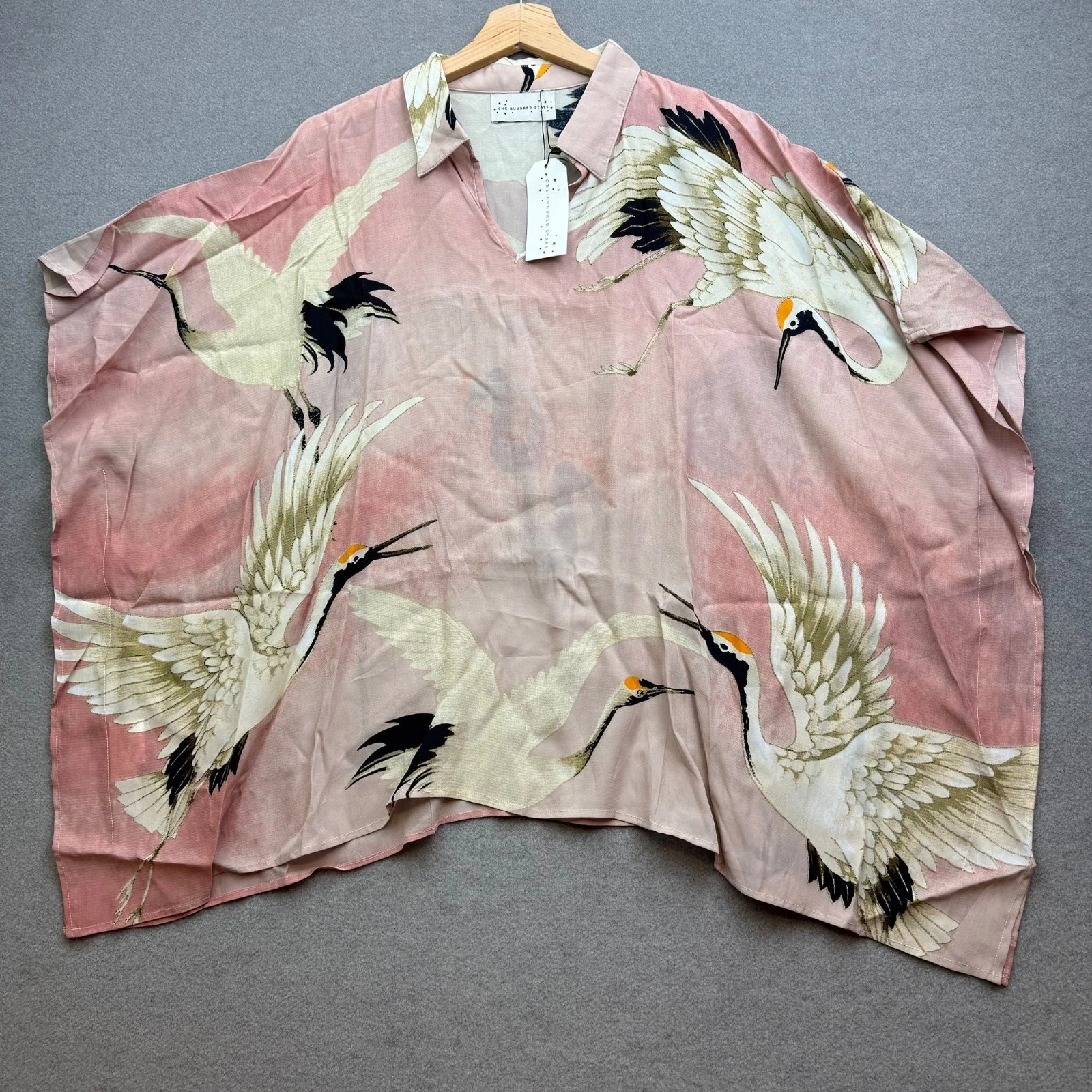 ONE HUNDRED STARS Cape Poncho Kimono Top Pink Stork Bird Relaxed Holiday Collar
Opens in a new windo
