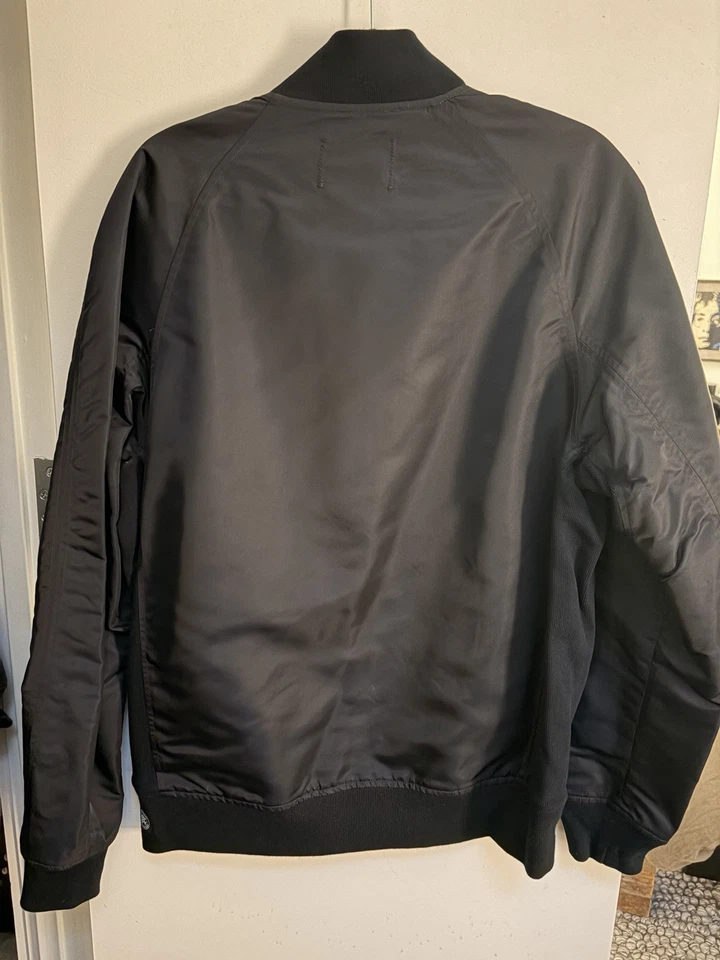 Jaqueta Bombardeiro de Cetim Reigning Champ - Preta - Masculina Média - Imagem 2 de 3