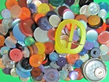 (200)  ASSORTED 5/8"-1&3/4" PLASTIC SHANK 2&4-HOLE CRAFT BUTTONS-Y44