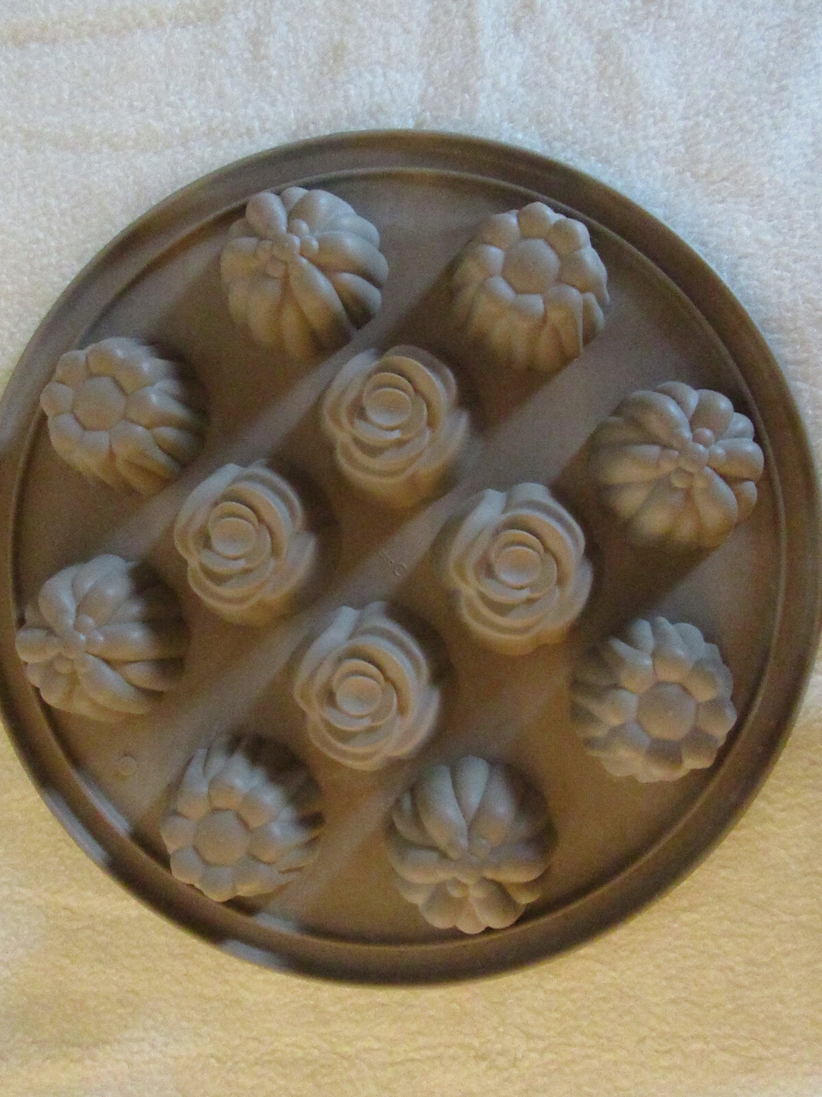 Pampered Chef Silicone 13" Round 12 Muffin Cupcake Dessert Pan Mold