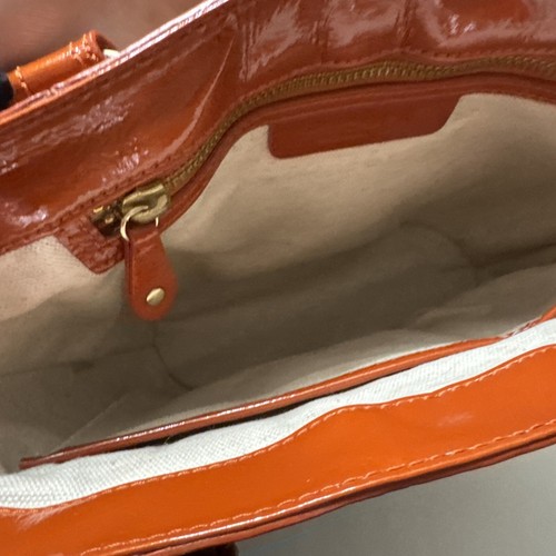 Bolso de Hombro MICHAEL KORS TOTE Dorado Herrajes Tachonado Naranja Usado en Excelente Condición - Imagen 11 de 15