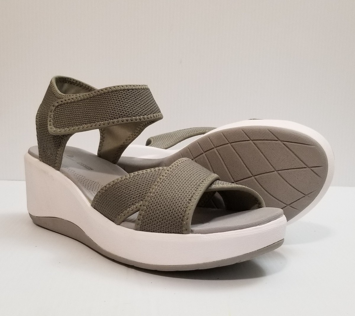 三彩　Clarks Cloudsteppers サンダル グレージュ 三彩 Clarks Cloudsteppers サンダル グレージュ Clarks Sandals