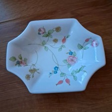 Wedgwood Hagebutte Bone China achteckiges Tablett Blumenmuster Made in England