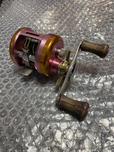 Megabass Reel M-Ito 103 - High-Performance Fishing Reel Lightweight Design - Picture 1 of 10