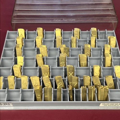 Neu Hermes 1-zeilig EXTENDED BLOCK Full Set Messing Gravur Schrift 1-1/4" 35-303 - Bild 2 von 9