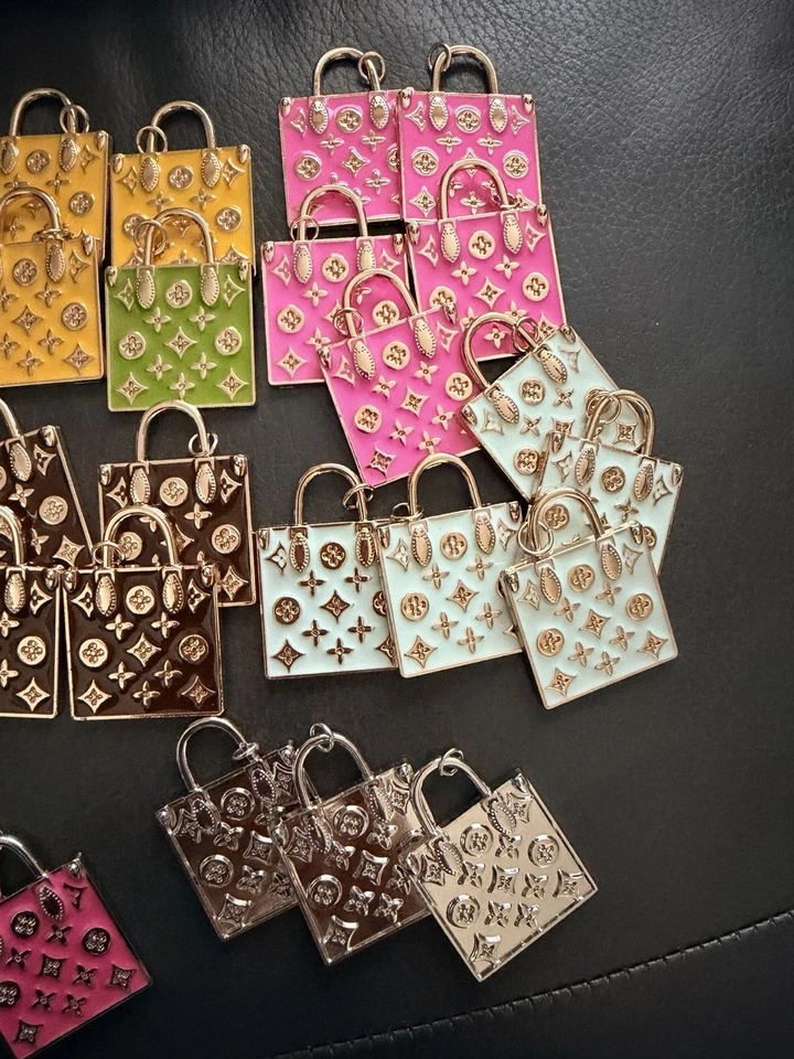 Louis Vuitton Lote de 36 Piezas Paquete de Dijes Foto 4 de 4