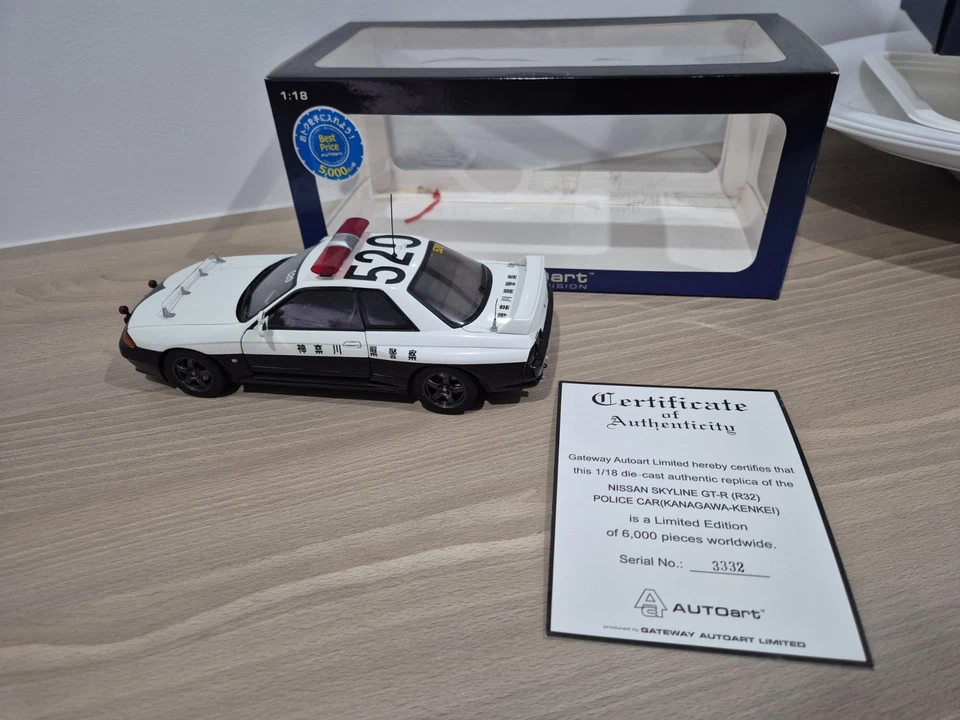 1:18 AUTOart Nissan Skyline GT-R (R32) Police (Kanagawa-Kenkei) #520  - Image 2 of 4