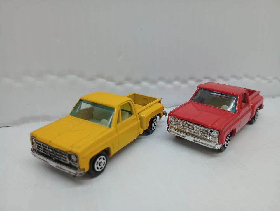 Camioneta pick-up Chevy Stepside Yatming de colección roja y amarilla hecha en Hong Kong Foto 2 de 4
