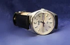 VINTAGE MENS 1980s SEIKO QUARTZ DAY/DATE SS CASE WATCH, NEW LEATHER BAND