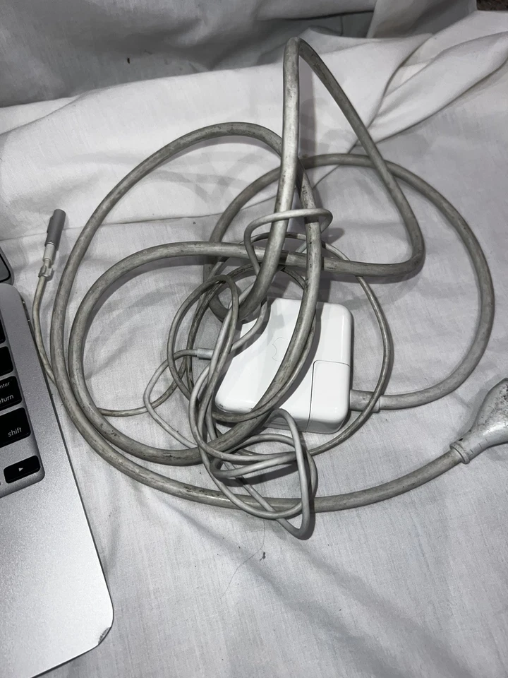 Apple MacBook Air A1370 2011 2GB RAM, 64GB SSD, Yosemite OS parts repair WORKS - Image 2 of 4