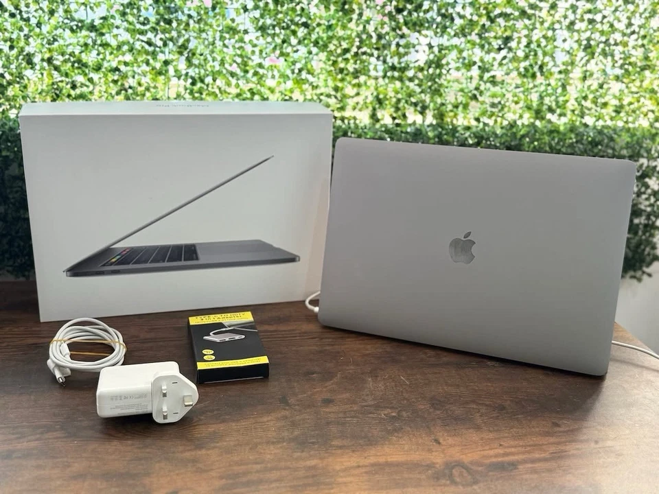 Apple MacBook Pro 15" 2018 · i7 · 32GB · 512GB, photo 2 of 5