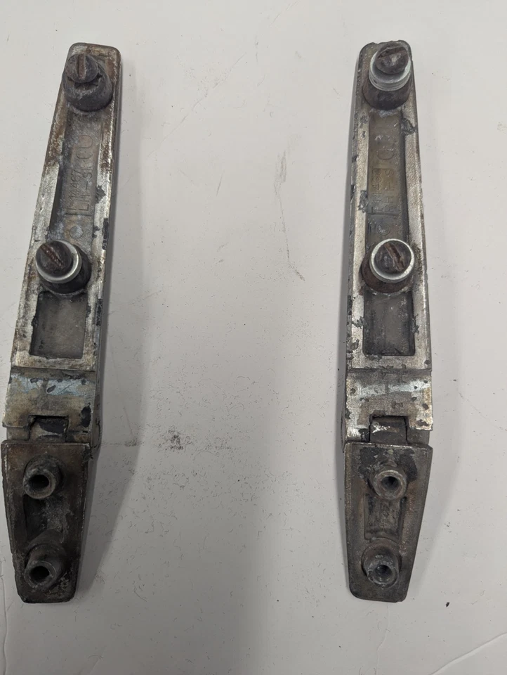 Par de 2 bisagras de maletero de cable que se cree que son 810 812. Usadas Foto 2 de 4