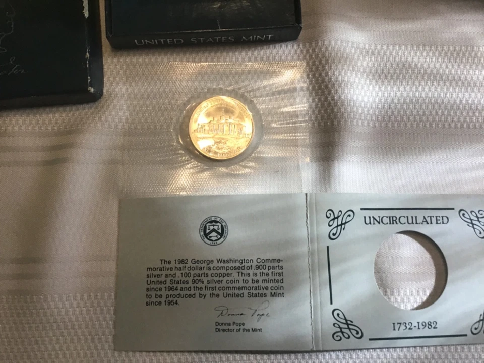 1982 Washington 90% silver Uncirculated Half Dollar Coin - Image 3 of 4