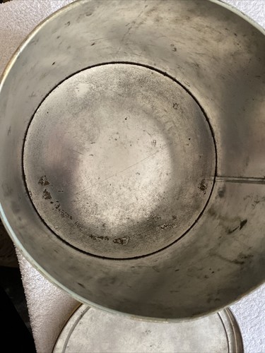 Arnotts Biscuit Tin English Coaching Inn 1.3Kg Used Round 220mm x 175mm (H) - Picture 6 of 8