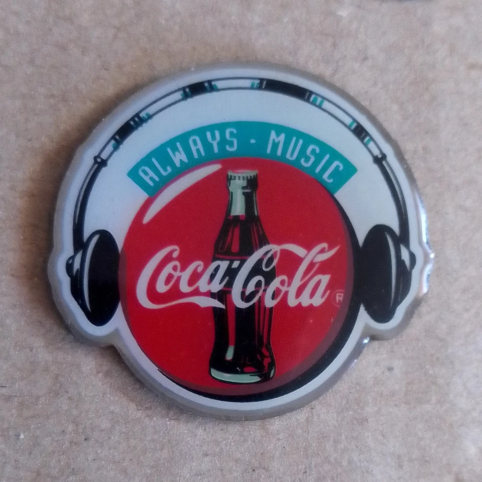 Coca-Cola Pin Always Music Kopfhörer Motiv Anstecknadel - Bild 1 von 1