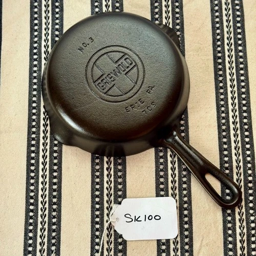 New ListingGriswold Cast Iron Skillet #3 Small Block Logo 709 Grooved Handle