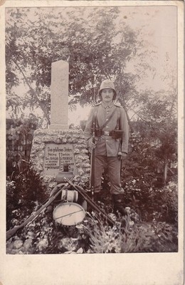 KAB - China Deutscher Soldat Tropenhelm Bajonett am Denkmal Peking Tientsin