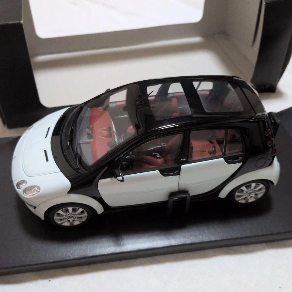 Kyosho 1/18 Smart Forfour Diecast Model Car Collectible - Image 2 of 4