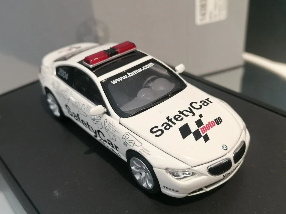 Minichamps 1/43 BMW 645i Coupé Safety Car MotoGP with Box Dealer Edition - Immagine 3 di 4