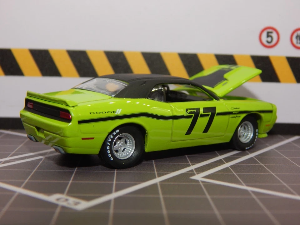 Dodge Challenger Sublime SRT 2008 techo negro SCCA pista día 1/64 réplica diorama Foto 2 de 4