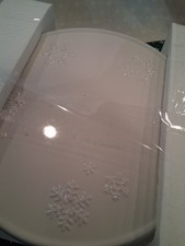 Weiß Keramik Standfuß Kuchenständer 10" Rund Neu im Karton mit Schneeflocken Designs
