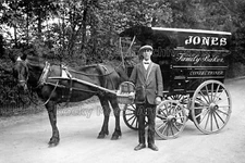 Vnn-1 Jones Family Baker, Confectioner Van, Reading, Berkshire. Photo