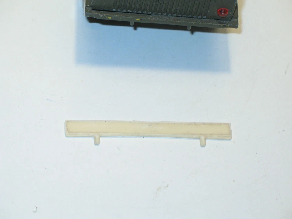Solido White Resin 2 Legged Strap For Berliet T12 Military - Image 2 of 4