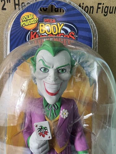 Golpeador corporal NECA DC con energía solar The Joker - Imagen 2 de 12