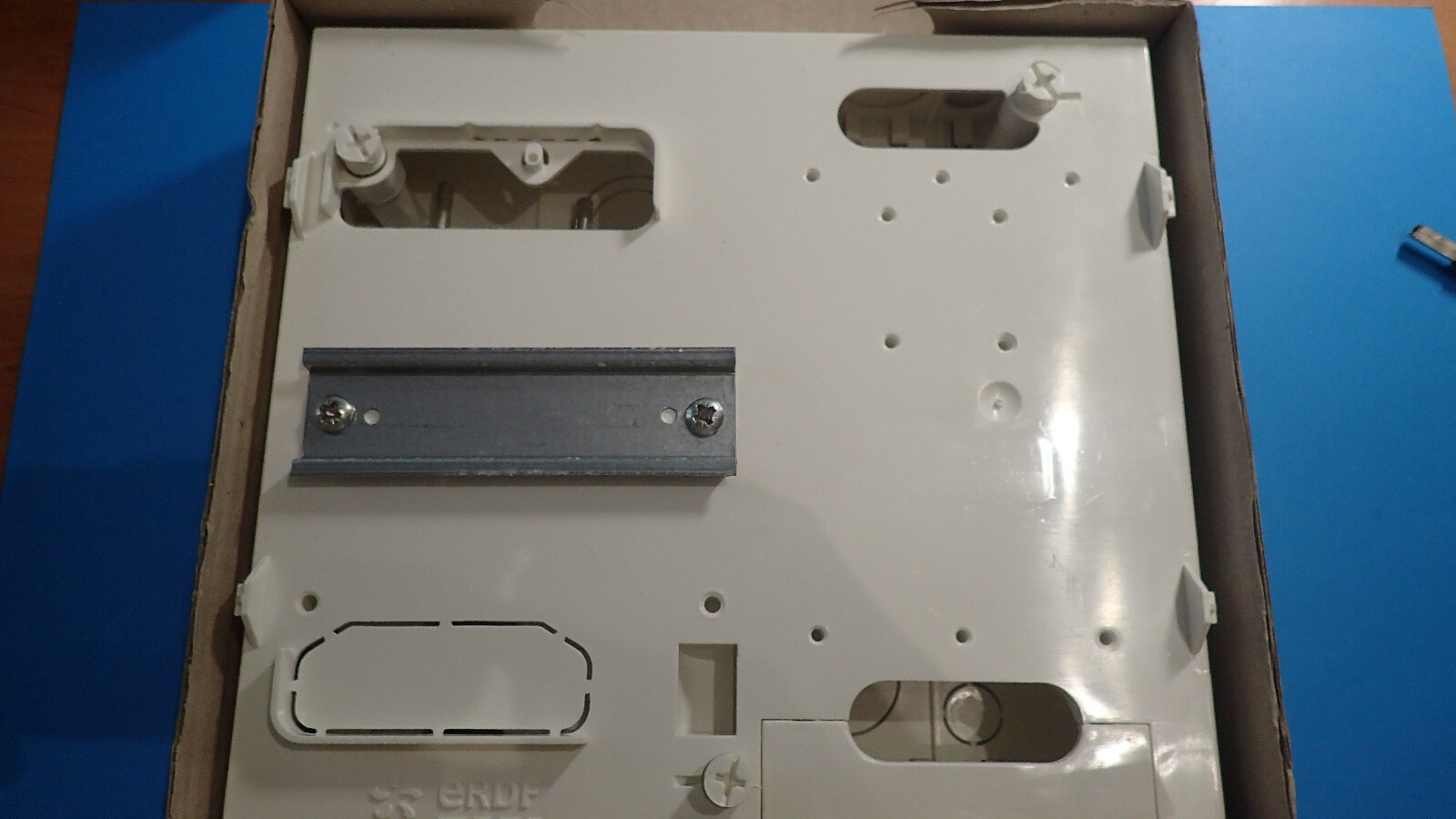 Platine disjoncteur et compteur CAHORS contre les vibrations du panneau support Linky mono