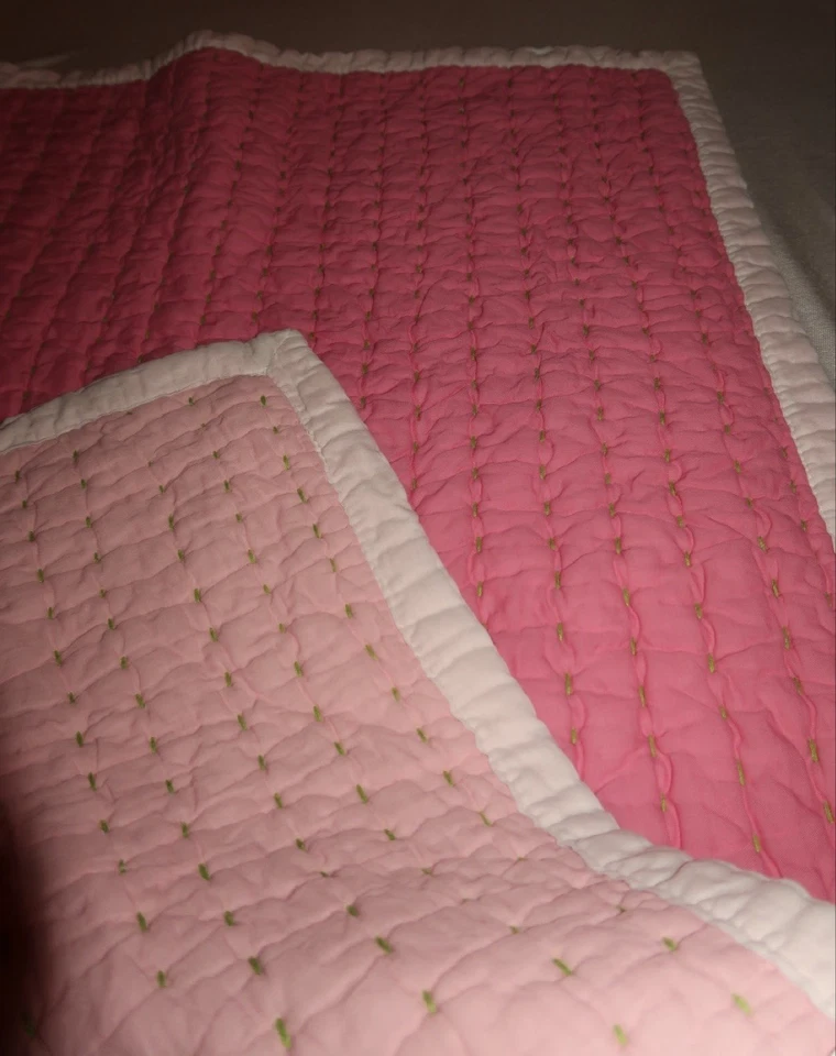 Edredón de cabina Serena And Lily mini en jugo rosa claro y profundo con puntada verde Foto 3 de 4
