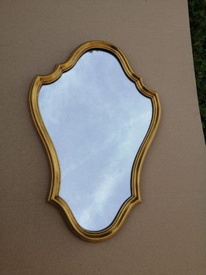 EIN SPIEGEL MIT KANTEN KONTUREN MIT GOLDPATINA
