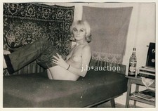 NUDE BLONDE TAKING OFF PANTS / NUDE BLONDE ON SOFA * Vintage 50s Photo No PC