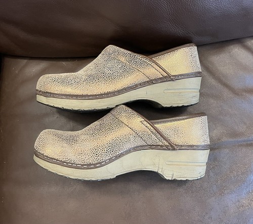 Sanita Gold Flake Print Women’s Nurse Clogs - Size 37EU, 6 US - Picture 3 of 6