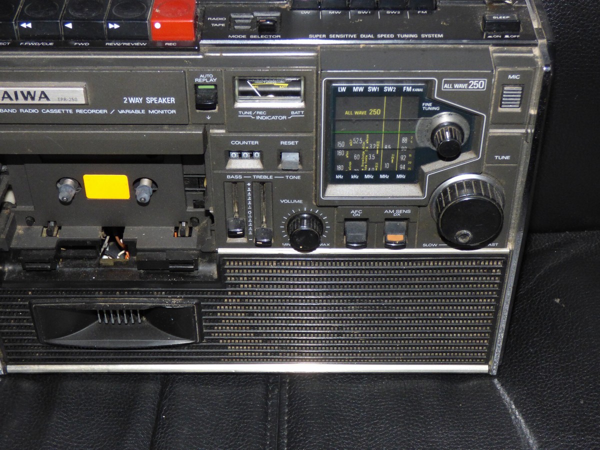 VINTAGE AIWA TPR-750 PORTABLE RADIO CASSETTE RECORDER ULTRA RARE