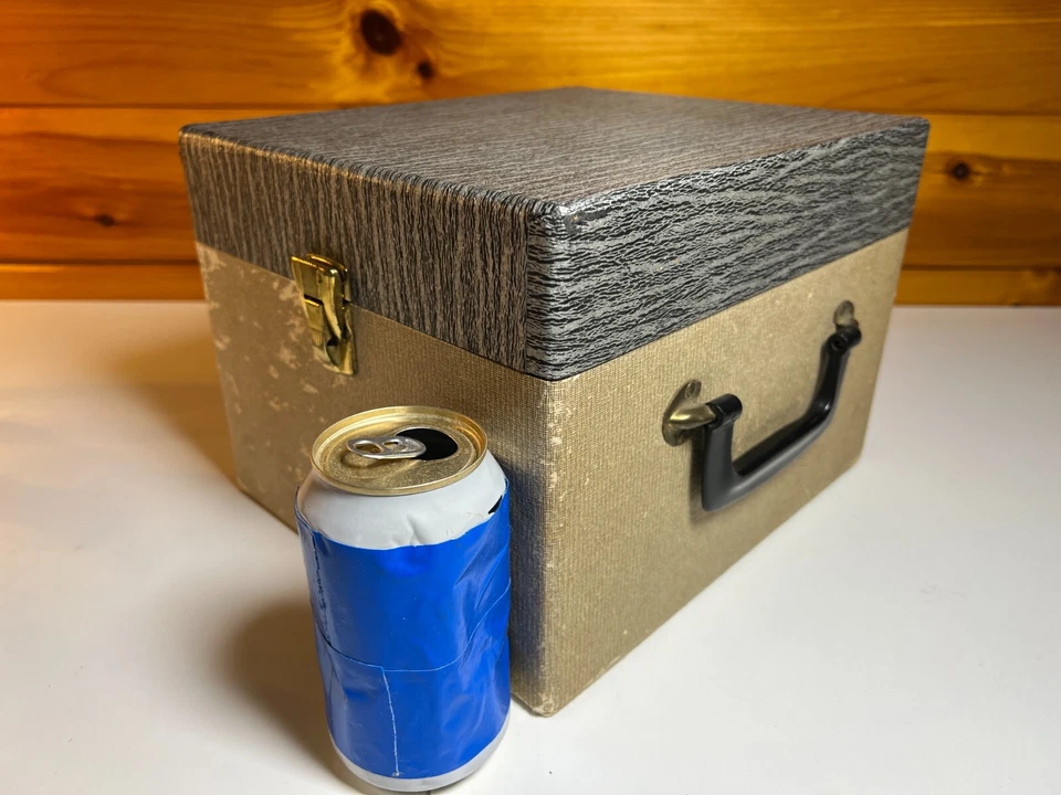 Antigua caja retro vintage de madera maciza con mango de latón moderno de mediados de siglo Foto 2 de 4