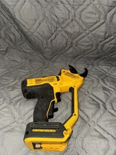 [Used] (DCPR320B) DeWalt 20V MAX* 1-1/2 in. Cordless Pruner (Tool Only)