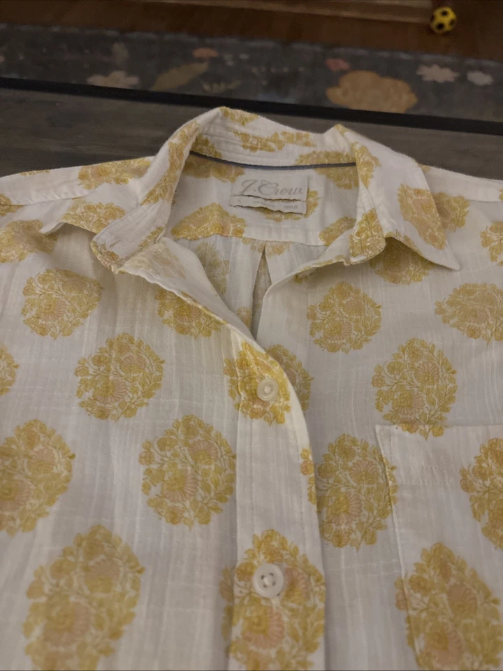 J. Camisa Crew Tela Estampado Floral Abotonada Mujer Talla 4 Manga Larga Dorada Usada en Excelente Condición Foto 4 de 4