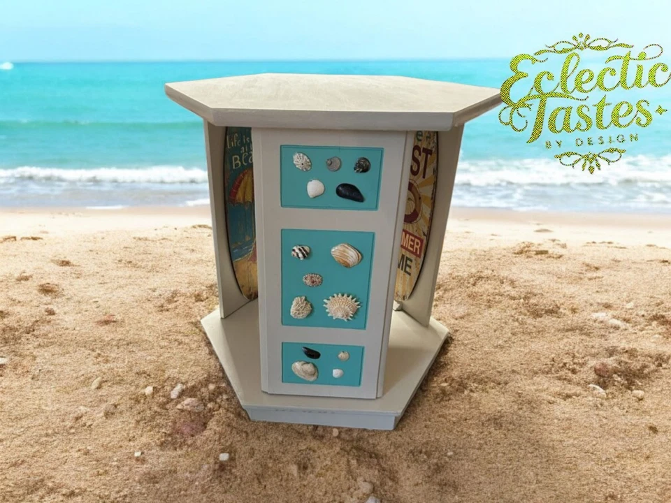 Mesa de acento temática costera - Conchas marinas y tablas de surf con colores costeros Foto 2 de 4